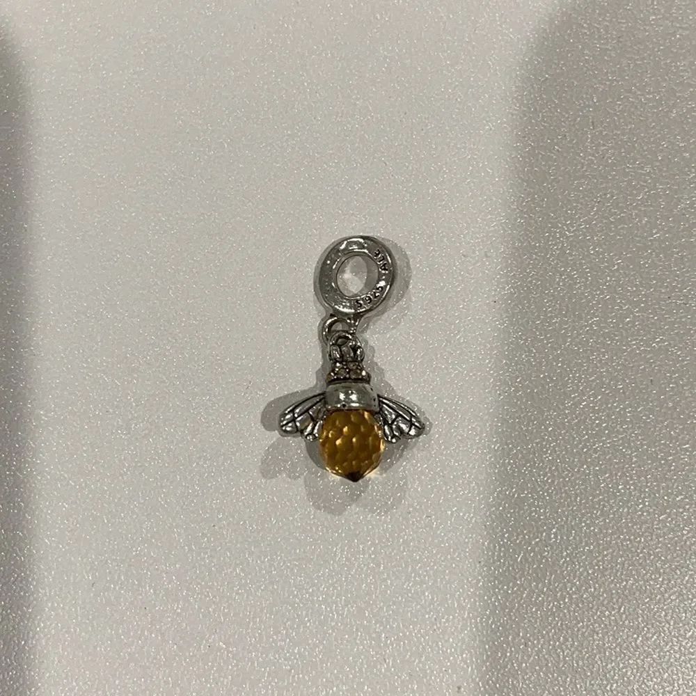 ADORABLE BUMBLEBEE charm! 